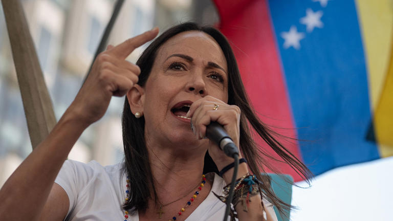 María Corina Machado dice haber superado los obstáculos para que su candidato llegue a la presidencia, afirmó ante miles de personas que el presidente y candidato a la reelección, Nicolás Maduro, “es cosa del pasado”