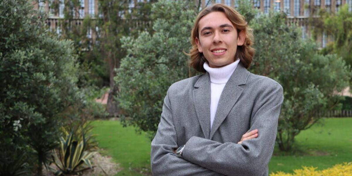 Estudiante colombiano es elegido entre los 50 mejores del mundo: compite por un premio de 100.000 dólares. Santiago Monsalve Silva, de la Universidad de la Sabana, es finalista en los premios Global Student Prize, que reconocen a un alumno que tenga un impacto real en el aprendizaje.